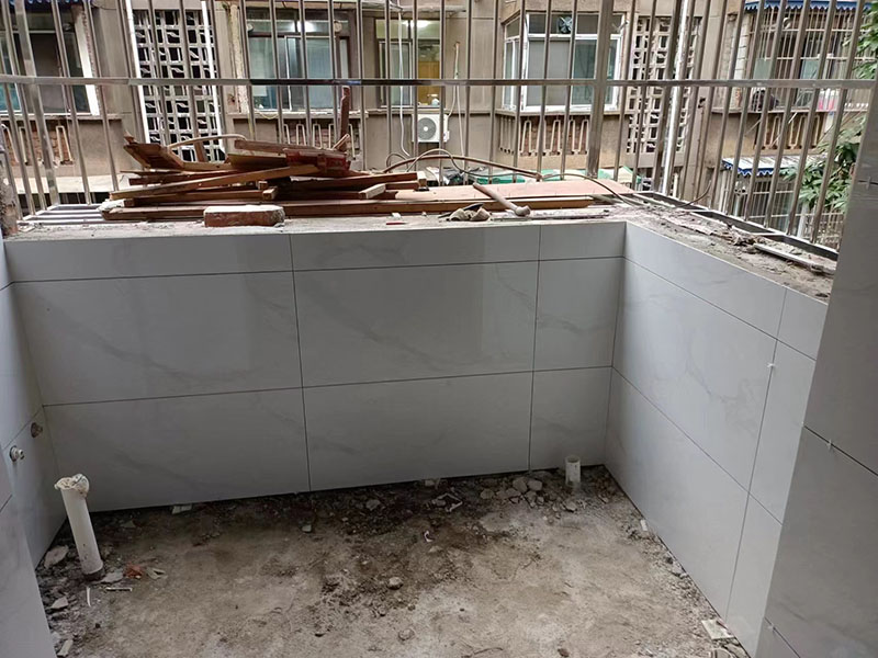 在陽臺墻面瓷磚翻新時需要注意哪些安全